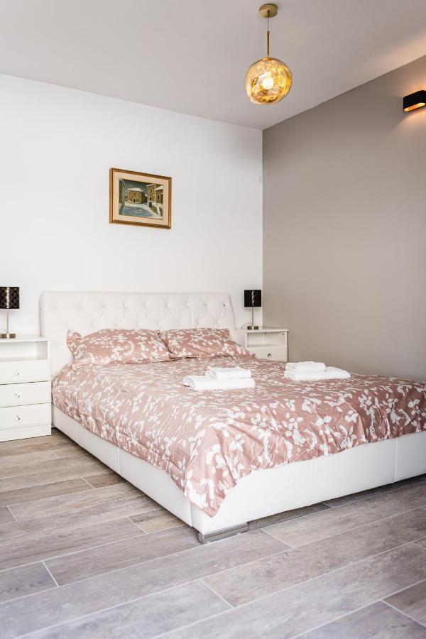 Apartment Sole & -
